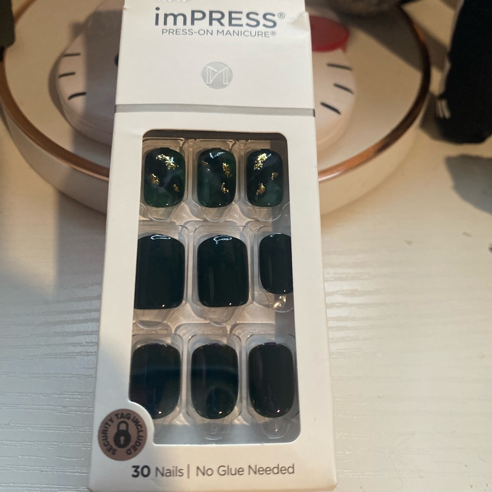 Press on nails